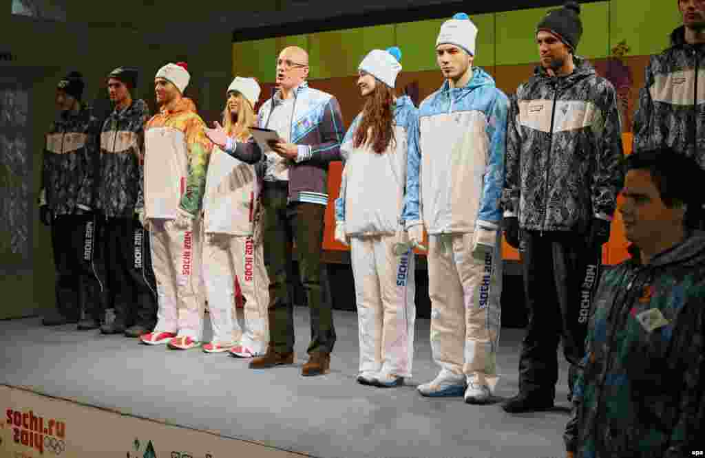 Костюмы участников эстафеты олимпийского огня.