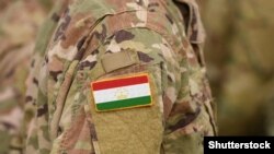 بیرق تاجکستان روی بازوی یکی از نیروهای امنیتی آن کشور 