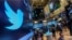 Логотип Twitter в здании нью-йоркской фондовой биржи
