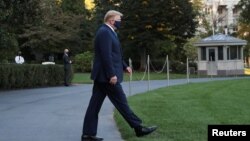 Трамп прямує до гелікоптера, на якому він полетів до Армійського медичного центру імені Волтера Ріда 