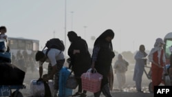  شماری از مهاجران افغان پس از رسیدن به بندر اسلام قلعه