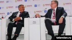 Рөстәм Миңнеханов һәм Алексей Кудрин Гайдар җыенында. Мәскәү, 12 гыйнвар 2017