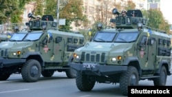 Українські військові з американськими протитанковими ракетними комплексами «Джавелін» (Javelin) під час військового параду до Дня Незалежності України. Київ, 24 серпня 2018 року