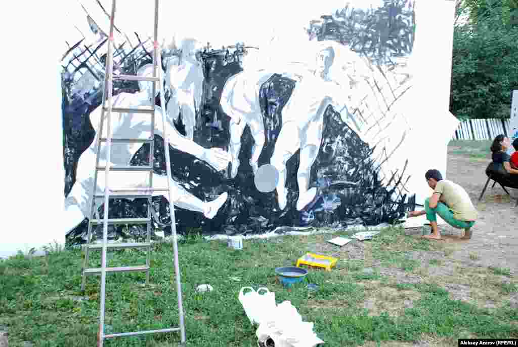 Один их художников доделывал свою работу уже во время фестиваля.&nbsp;Она посвящена футболу и называется &laquo;Полуфинал&raquo;.