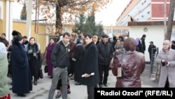 15 декабря вкладчики "Мовароуннахр"-а собрались у здания Верховного суда РТ.