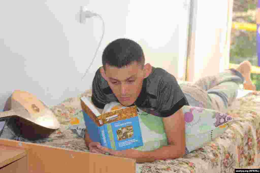 Студент Амангельды Сейтханов, приехавший из Жамбылской области, говорит, что в свободное время предпочитает читать книги и играть на домбре.