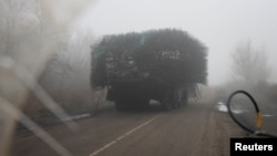 Українські військовослужбовці їдуть на бронетранспортері з встановленою решіткою для захисту від бойових дронів поблизу Покровська, 23 листопада 2025 року.