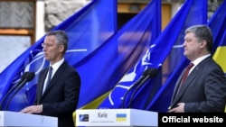 Президент України Петро Порошенко та генеральний секретар НАТО Єнс Столтенберґ (ліворуч). Київ, 10 липня 2017 року