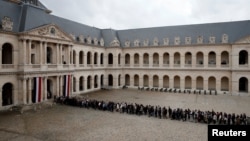 Ֆրանսիա - Ֆրանսիացիները հերթ են կանգնել՝ Սեն-Լուի-դեզ-Էնվալիդ տաճարում վերջին հրաժեշտը տալու Ժակ Շիրակին, Փարիզ, 29-ը սեպտեմբերի, 2019թ․