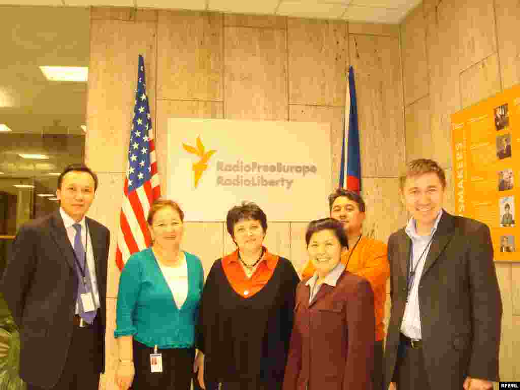  Джамиля Стехликова в гостях у радио Азаттык. Прага, февраль 2009 года.  -  Джамиля Стехликова в гостях у радио Азаттык. Прага, февраль 2009 года. 