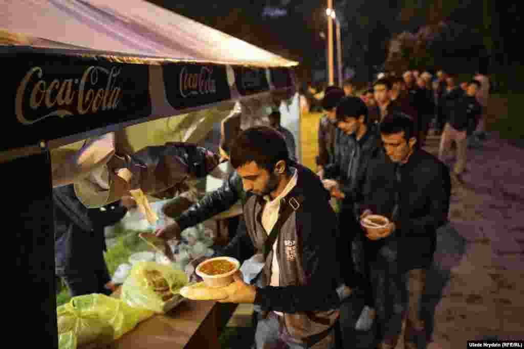 Мұсылмандарда Рамазан кезінде күн ұясына қонғаннан кейін қай дінді ұстанатындығына қарамастан мейманға дәм ұсынып, қонақжайлық танытатын дәстүр бар.
