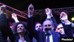 Оппозиция лидери Никол Пашинян аянттагы эл менен. 1-май, 2018-жыл.