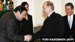 Засновник «Альфа-банку» Михайло Фрідман (л) і президент Росії Володимир Путін, архівне фото, 2005 рік