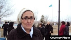 Нурсулу Отарбаева на акции протеста в поддержку бастующих нефтяников. Жанаозен, 15 марта 2010 года.
