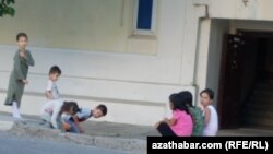 Играющие возле дома дети. Ашхабад, май, 2021