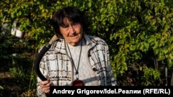 Нина Карпенко на своём участке с обрезанным шлангом