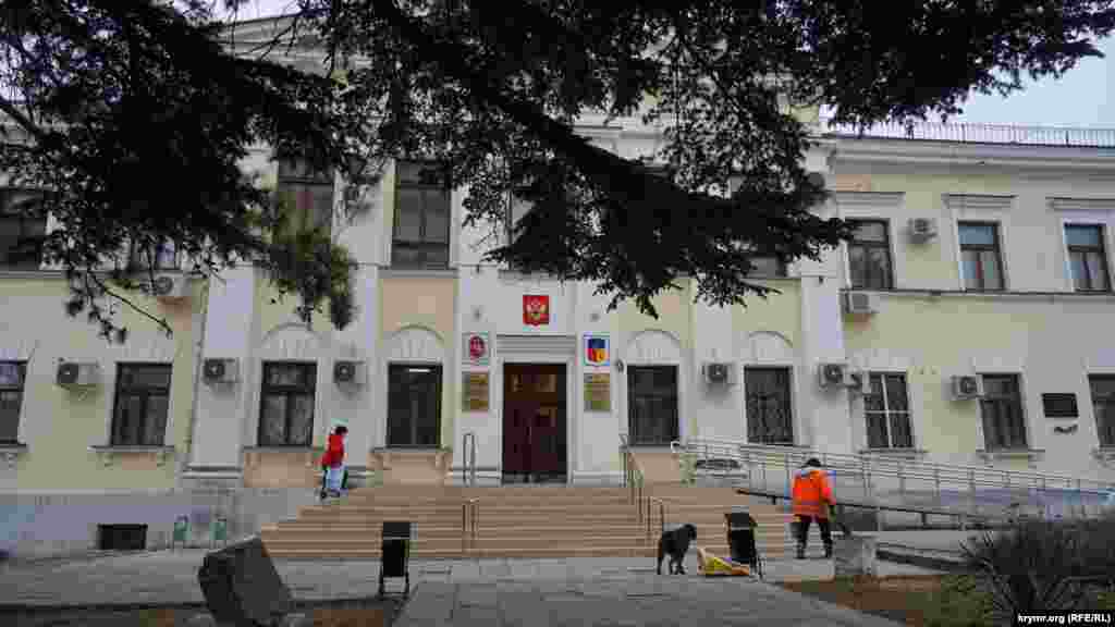 Перед будівлею міськради