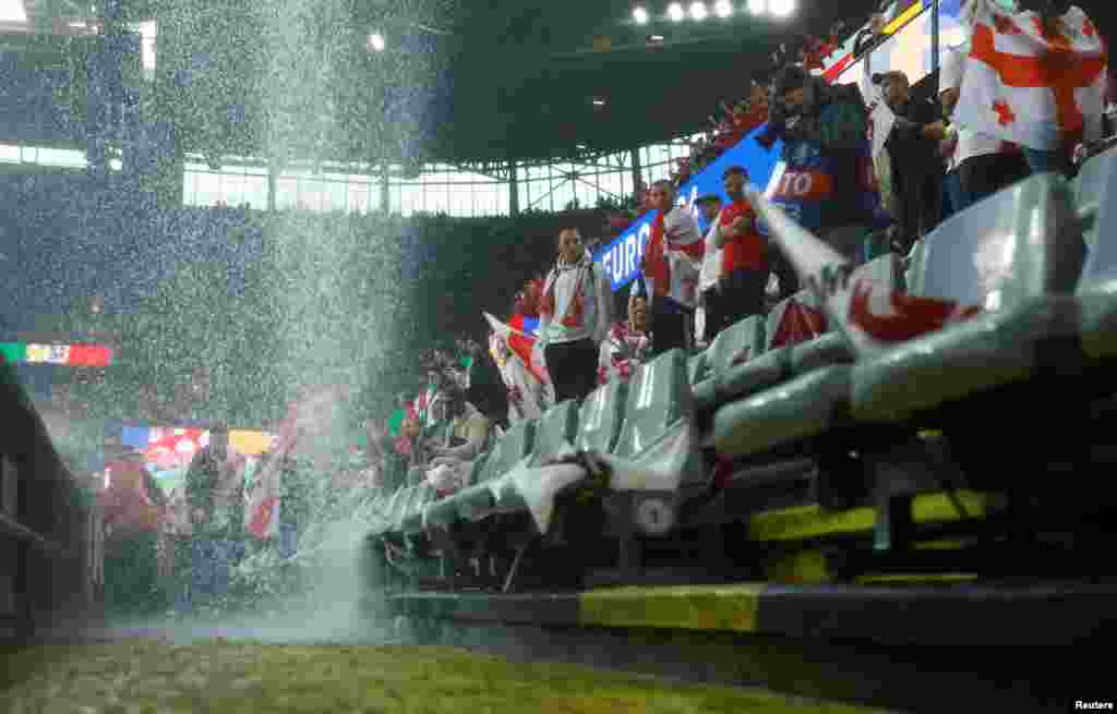 Дождь в Дортмунде был настолько сильным, что&nbsp;вода&nbsp;лилась с&nbsp;крыши&nbsp;стадиона&nbsp;