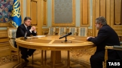 Прэзыдэнт Украіны Пятро Парашэнка (зьлева) на сустрэчы з алігархам Ігарам Каламойскім у Кіеве, 25 сакавіка 2015 году