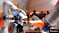Германиянын Ганновер шаарындагы өнөр-жай жармаңкесине коюлган роботтор жөндөмүн  көргөзүүдө. 24-апрель, 2017-жыл. 