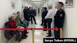 Сот шешіміне наразылар "Нұр Отан" партиясының кеңсесінде отыр. Нұр-Сұлтан, 19 ақпан 2020 жыл. 