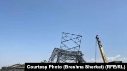 آرشیف - یک پایه تخریب شده برق