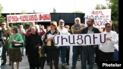 «Միացում» նախաձեռնությունը բողոքի ցույց է անցկացնում նախագահական նստավայրի դիմաց: