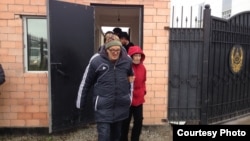 Пастор Бахтжан Кашкумбаев выходит из СИЗО. Астана, 8 октября 2013 года.  