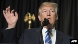 Дональд Трамп выступает в защиту своего указа 