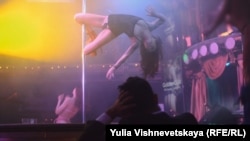 Кадр из фильма Юлии Вишневецкой "Стриптиз"