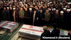 Eýranyň ýokary ruhany lideri Aýatollah Ali Khameneýi we prezidenti Hassan Rohani öldürilen harby kommandir Kasem Suleýmaniniň tabydynyň golaýynda doga-dileg edýärler. Tähran. 6-njy ýanwar, 2020 ý.