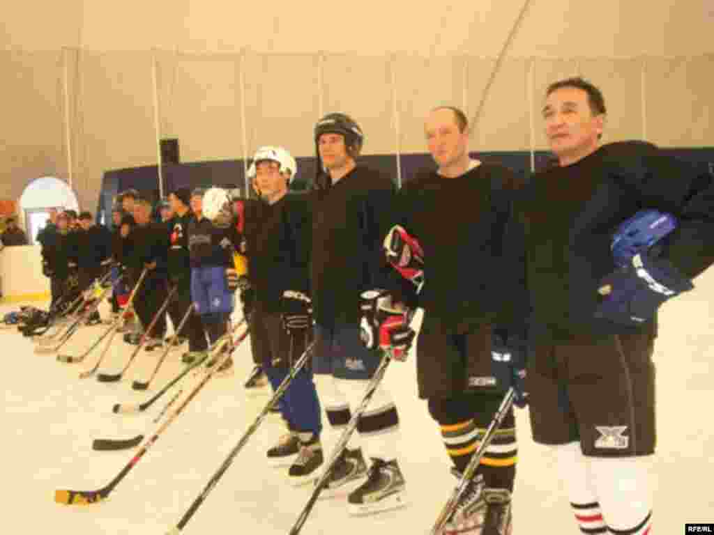 Чемпионатта Нарындын,  Ысык-Көл облусунун, Жумгал районунун  жана Бишкектин командалары ат салышты. - Первый открытый чемпионат по хоккею в Бишкеке.