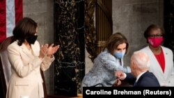 Президент Джо Байден, спікер Палати представників Ненсі Пелосі та віцепрезидент Камала Гарріс у Конгресі 28 квітня 2021 року