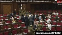 Լարված իրավիճակ խորհրդարանի նիստերի դահլիճում, Երևան, 11-ը օգոստոսի, 2021թ.