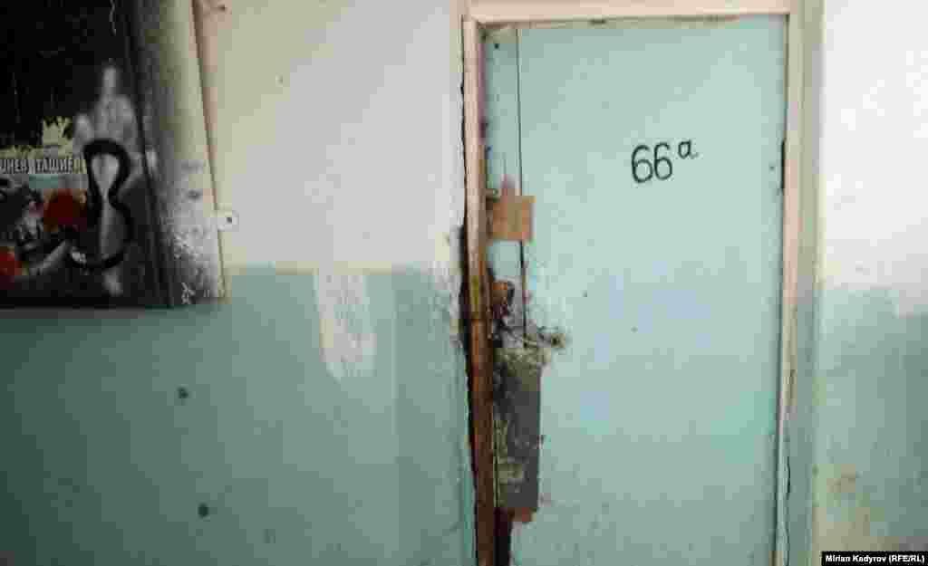 Башында аз камсыз болгон үй-бүлө катары алган үйүн айрым тургундар кийин 100 миң сомго сатып жиберишкен.&nbsp;Кээ бири айына миң сомдон ижара акы төлөйт.&nbsp;