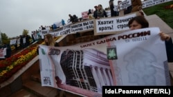 Казанда алданган фатир хуҗалары Русия акчасына төзелеп бетмәгән йорт сурәтен төшереп протест чарасына чыкты