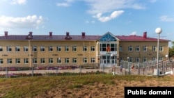 Олыяз авылында урта мәктәп бинасы. Олыяз авылында балалар бакчасы мәктәп белән бер мәгариф оешмасы итеп теркәлгән. 