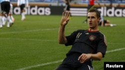 Игрок сборной Германии Мирослав Клозе выступает сейчас за римский клуб "Лацио".