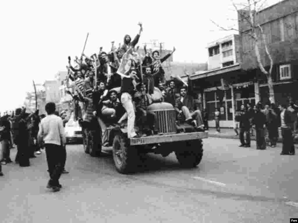Тегерандыктар куугунтукта жүргөн Хомейнини тосуп алууда.&nbsp;