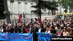 Тбилиси -- Грузиянын Жогорку сотунун имараты алдындагы митинг. Акцияга катышкандар саясий жүйөөлөр менен камалгандардын абактан бошотулушун талап кылышты. 