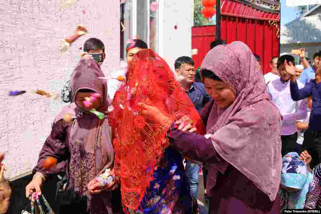 Невесту заводят во двор жениха. Эту церемонию сопровождают еще одним шашу - в его состав, помимо сладостей, входят урюк и орехи, которыми потом угощают молодых женщин, планирующих пополнение семьи. Если женщина хочет, чтобы родился мальчик, берет орехи, если девочка - урюк.