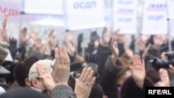 Лес рук на одном из митингов партии ОСДП «Азат». (Иллюстративное фото).