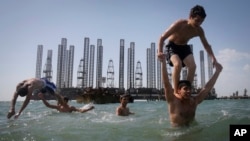 Каспий деңизиндеги пляж. Баку шаары.