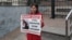 Юлия Мельниченко на пикете против произвола полиции, Владикавказ