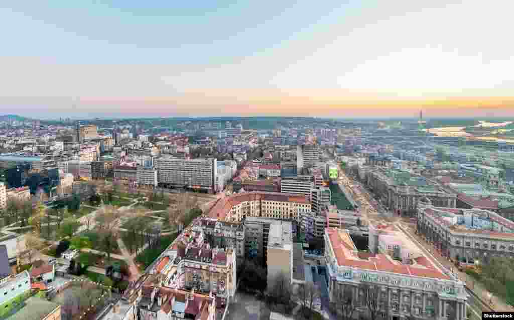 Снимок с высоты, показывающий расположение руин здания Генерального штаба (в центре справа) в Белграде