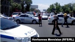 Ոստիկանությունը փակել է ավտոերթի մասնակիցների ճանապարհը, 19-ը հունիսի, 2014թ.։ 