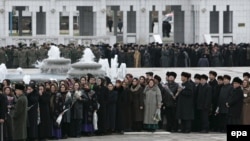 Aşgabatda Nyýazow bilen hoşlaşyk matam çäresinde, 2006-njy ýylyň 24-nji dekabry.