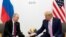 Президент США Дональд Трамп (п) во время двусторонней встречи с президентом России Владимиром Путиным (л) на саммите «Группы двадцати» в Японии, 2019 год