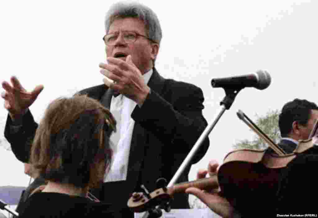 Казакстандын Караганды облусунун Долинка жергесинде саясий куугунтук жана сүргүн курмандыктарынын музейинин ачылыш салтанатында Караганды облустук филармониясынын оркестирин концерти болду. Анда Вольфганг Моцарттын «Реквиеми» аткарылды. 