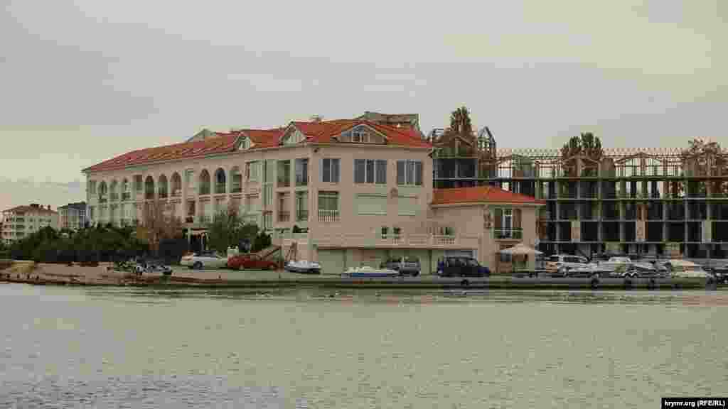 Забудований піщаний мисок на східному узбережжі бухти Омега. Пансіонати й автостоянки будують впритул до моря, а каналізацію виводять у бухту